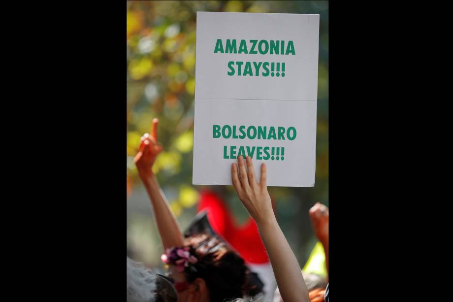 Ativistas climáticos participam de um protesto do lado de fora da embaixada do Brasil em Paris, na França