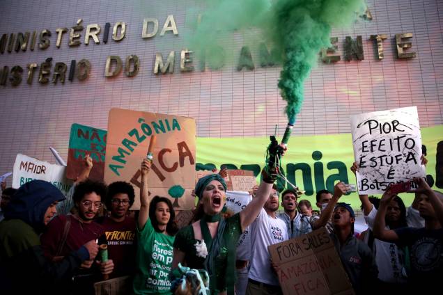 Manifestantes protestam em defesa da Amazônia em frente ao Ministério do Meio Ambiente, em Brasília - 23/8/2019 Manifestantes protestam em defesa da Amazônia em frente ao Ministério do Meio Ambiente, em Brasília - 23/8/2019