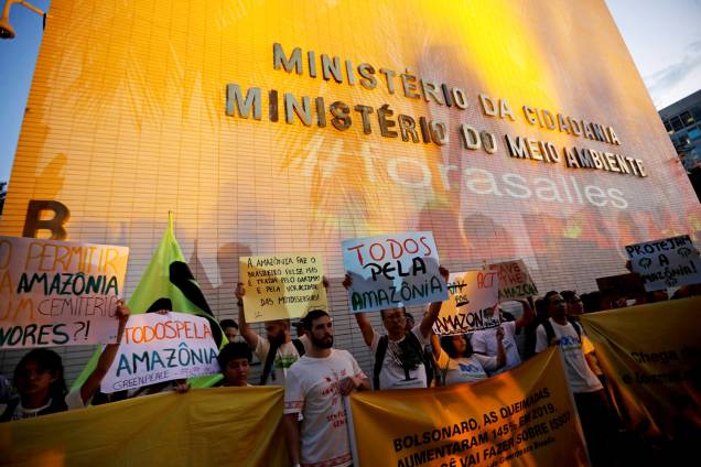 Manifestantes protestam em defesa da Amazônia em frente ao Ministério do Meio Ambiente, em Brasília - 23/8/2019 Manifestantes protestam em defesa da Amazônia em frente ao Ministério do Meio Ambiente, em Brasília - 23/8/2019