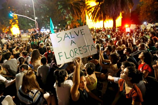 Em frente ao prédio do Ministério do Meio Ambiente, em Brasília, manifestantes pedem a saída do ministro Ricardo Salles - 23/8/2019 Em frente ao prédio do Ministério do Meio Ambiente, em Brasília, manifestantes pedem a saída do ministro Ricardo Salles - 23/8/2019