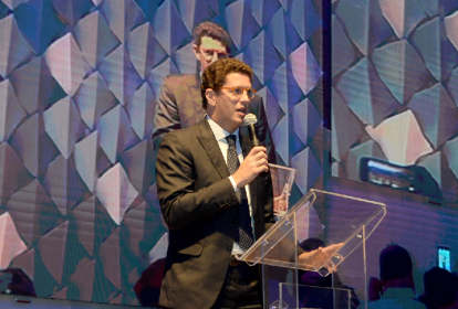 Ricardo Salles discursa durante conferência do clima, em Salvador