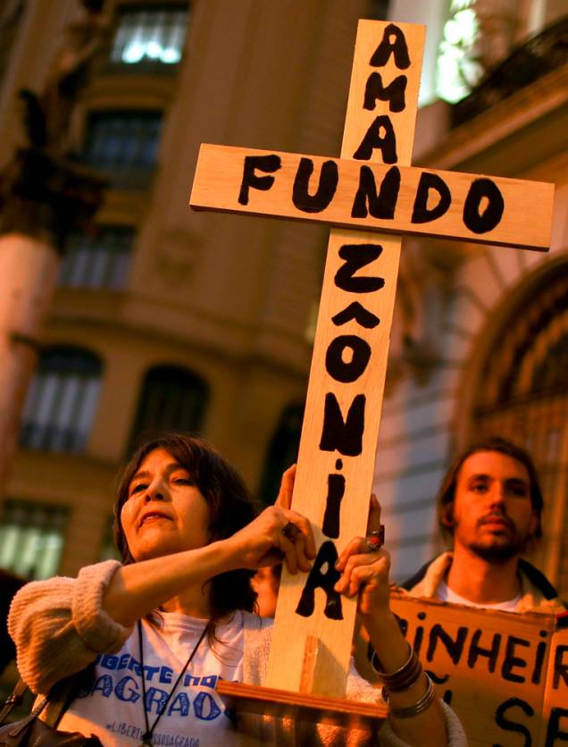 Manifestantes e ativistas protestam contra as queimadas e o desmatamento da Floresta Amazônica, no Rio de Janeiro - 23/8/2019 Manifestantes e ativistas protestam contra as queimadas e o desmatamento da Floresta Amazônica, no Rio de Janeiro - 23/8/2019
