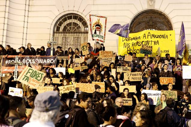 Manifestantes e ativistas protestam contra as queimadas e o desmatamento da Floresta Amazônica, na Candelária, o Rio de Janeiro - 23/8/2019 Manifestantes e ativistas protestam contra as queimadas e o desmatamento da Floresta Amazônica, na Candelária, o Rio de Janeiro - 23/8/2019