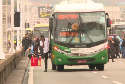 Sequestrador faz reféns em ônibus na Ponte Rio-Niterói