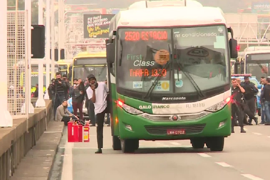 Sequestrador faz reféns em ônibus na Ponte Rio-Niterói