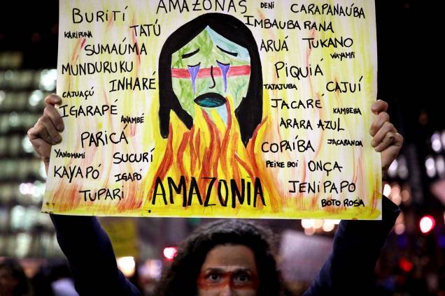Manifestantes empunham cartazes em ato em frente ao Masp, na Avenida Paulista, em São Paulo - 23/8/2019 Manifestantes empunham cartazes em ato em frente ao Masp, na Avenida Paulista, em São Paulo - 23/8/2019