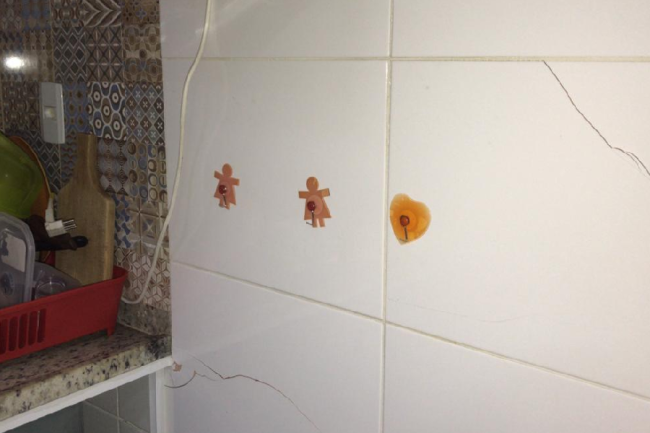 Cozinha do imóvel ficou com rachaduras depois do incêndio no hospital vizinho Cozinha do imóvel ficou com rachaduras depois do incêndio no hospital vizinho