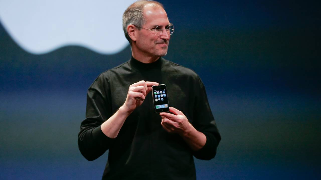 O então CEO da Apple, Steve Jobs com o primeiro IPhone, em 2007