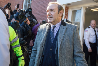 Kevin Spacey deixa tribunal em Massachusetts