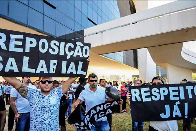 MANIFESTANTES-REAJUSTE-SALARIAL-MINAS-GERAIS-2019