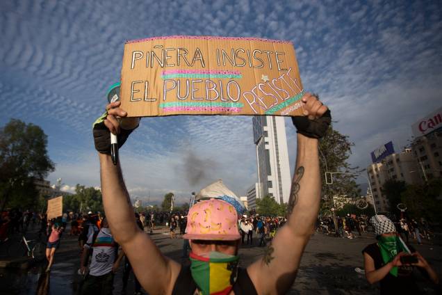 Manifestante em protesto contra o governo em Santiago, Chile - 22/10/2019 Manifestante em protesto contra o governo em Santiago, Chile - 22/10/2019