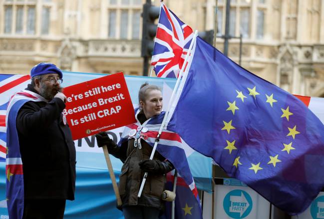 Anti-Brexit protesters demonstrate outside the Houses of Parliament in London Reino Unido e Mercosul buscam acordo de livre comércio pós-Brexit