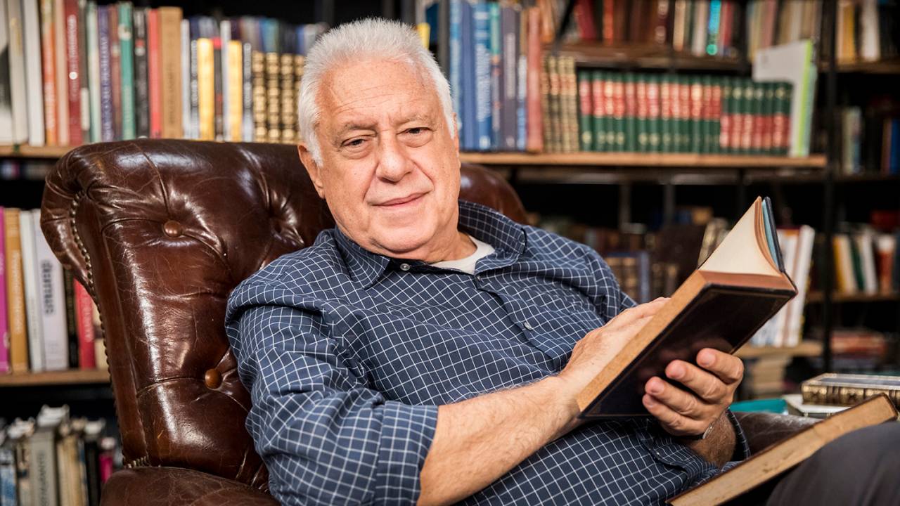 Antonio Fagundes como o personagem Alberto, dono de uma editora, na novela 'Bom Sucesso'