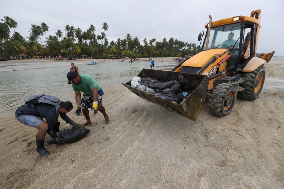 Desde o dia 30 de agosto, praias de todos os nove estados do Nordeste, ao longo de mais de 2.000 quilômetros, vêm sendo contaminadas por um vazamento de petróleo cru cuja origem ainda não foi identificada. Destinos turísticos, como a Praia de Carneiros (foto), em Pernambuco, foram afetados. Veja nas imagens a seguir outros paraísos ameaçados