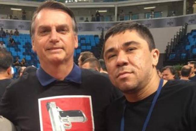 Josinaldo Lucas Freitas, o Djaca, em outra foto com Bolsonaro Josinaldo Lucas Freitas, o Djaca, em outra foto com Bolsonaro