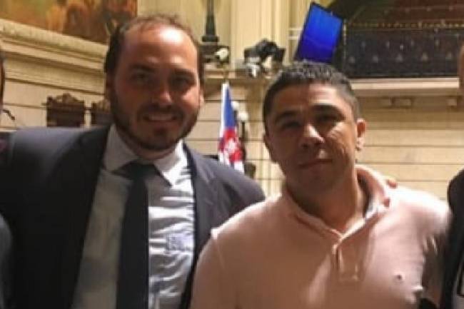 Josinaldo Lucas Freitas, o Djaca, em foto com Carlos Bolsonaro Josinaldo Lucas Freitas, o Djaca, em foto com Carlos Bolsonaro