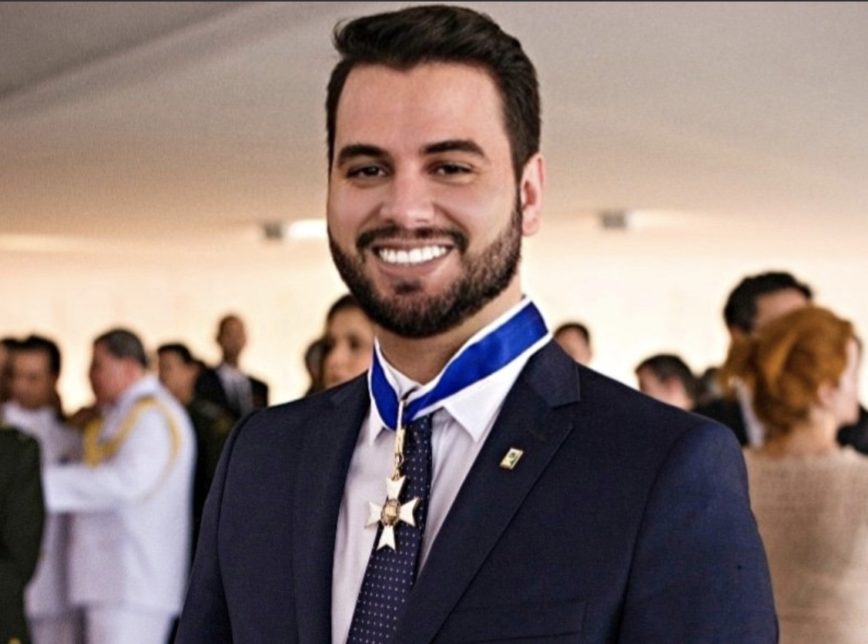 Bolsonaro transfere poderes de gabinete de Filipe Martins para militar