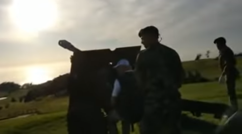 Militar português leva canhão para campo de golfe e deixa civil disparar