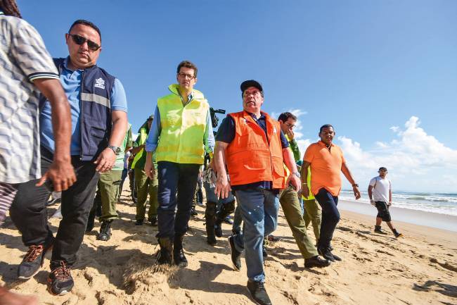 Ricardo Salles visita praia com Ûleo no PE Ricardo Salles visita praia com Ûleo no PE