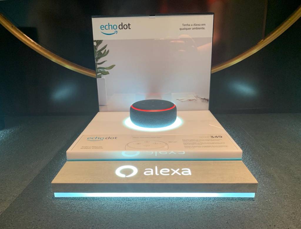 À brasileira, Alexa, da Amazon, encarna de Galvão Bueno a Sandy & Júnior