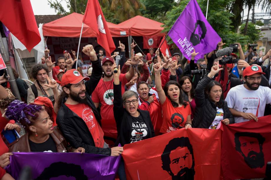 Apoiadores do ex-presidente brasileiro Luiz Inácio Lula da Silva  em frente à sede da Polícia Federal, em Curitiba