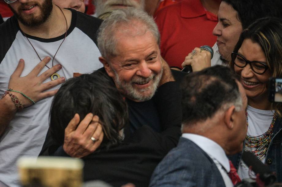 Lula é recebido por apoiadores após ser solto, em Curitiba Lula é recebido por apoiadores após ser solto, em Curitiba