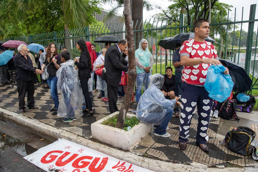 Fãs aguardam o início do velório de Gugu Fãs aguardam o início do velório de Gugu