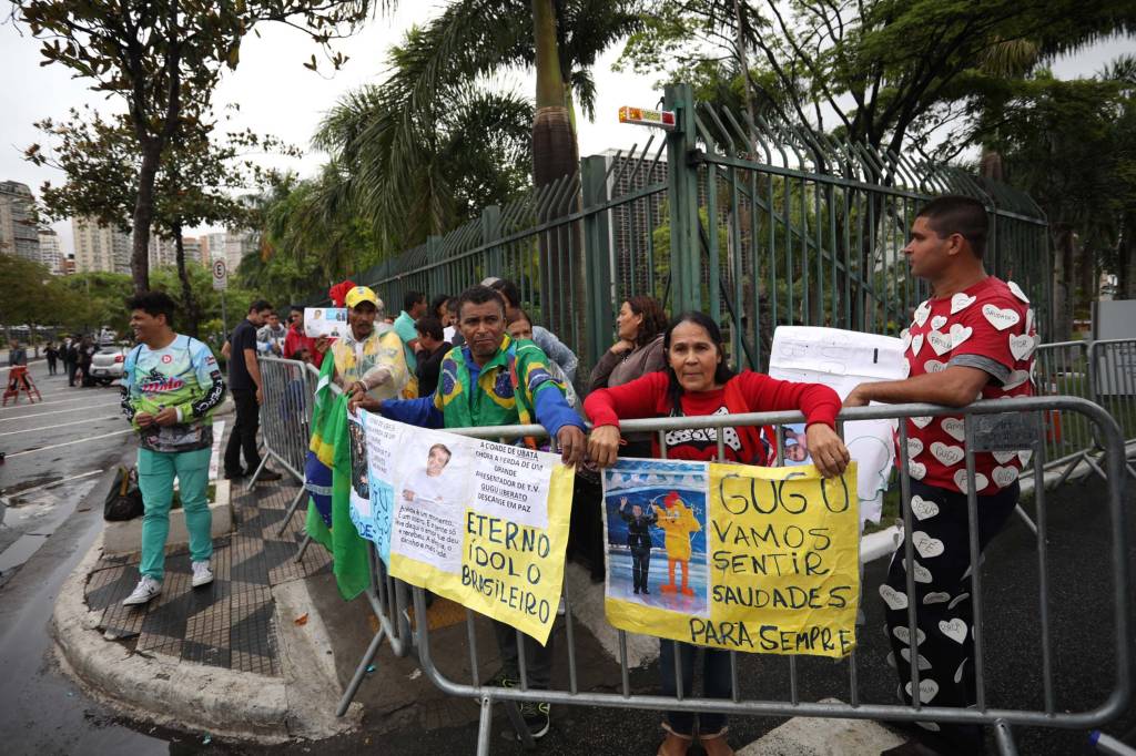 Fãs aguardam o início do velório de Gugu Liberato Fãs aguardam o início do velório de Gugu Liberato