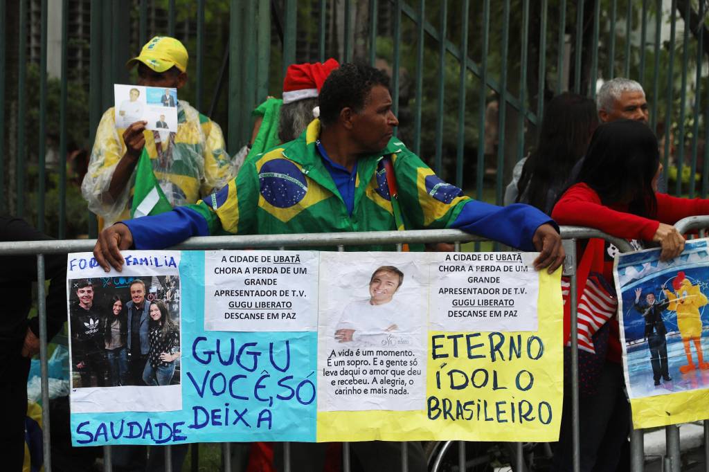 Fãs aguardam o início do velório de Gugu Liberato Fãs aguardam o início do velório de Gugu Liberato