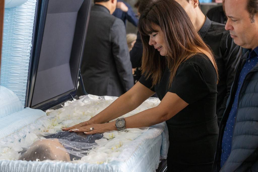Mara Maravilha no velório de Gugu Liberato Mara Maravilha no velório de Gugu Liberato