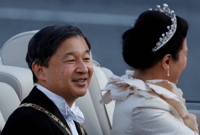 O imperador japonês Naruhito sorri para a população durante desfile real em Tóquio. O imperador japonês Naruhito sorri para a população durante desfile real em Tóquio.