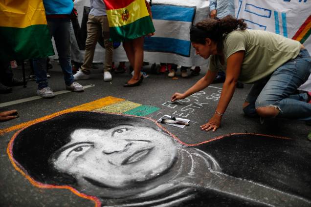 Uma pessoa faz um desenho representando o presidente boliviano Evo Morales durante uma manifestação para apoiá-lo depois que ele anunciou sua renúncia no domingo, em Buenos Aires, Argentina. Uma pessoa faz um desenho representando o presidente boliviano Evo Morales durante uma manifestação para apoiá-lo depois que ele anunciou sua renúncia no domingo, em Buenos Aires, Argentina.
