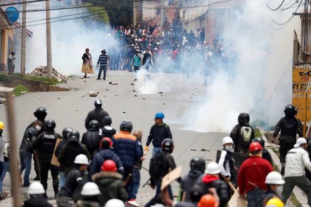 Partidários do presidente boliviano Evo Morales e da oposição se chocam durante um protesto depois que Morales anunciou sua renúncia no domingo, em La Paz Bolívia. Partidários do presidente boliviano Evo Morales e da oposição se chocam durante um protesto depois que Morales anunciou sua renúncia no domingo, em La Paz Bolívia.