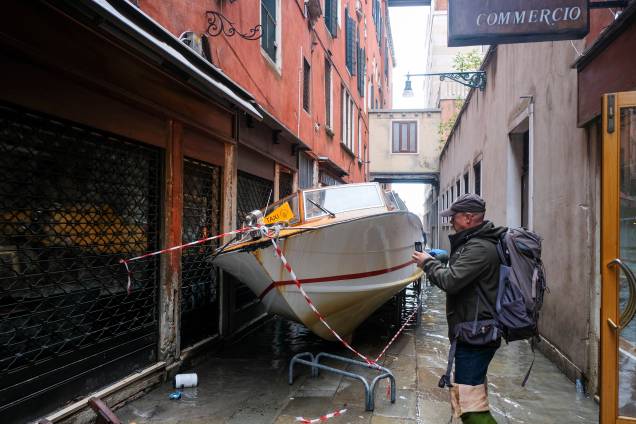 Um barco levado pelas inundações ficou preso nas ruas de Veneza, Itália - 13/11/2019 Um barco levado pelas inundações ficou preso nas ruas de Veneza, Itália - 13/11/2019