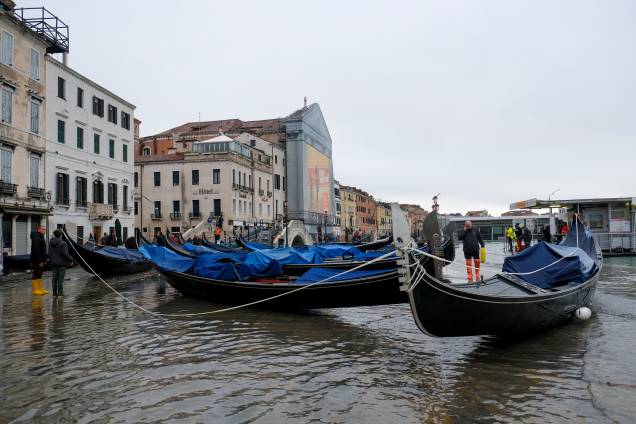 Gôndolas levadas pelas inundações em Veneza, Itália - 13/11/2019 Gôndolas levadas pelas inundações em Veneza, Itália - 13/11/2019