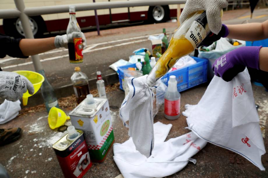 Manifestantes contra o governo fazem coquetéis molotov durante um protesto na Universidade Chinesa de Hong Kong, em Hong Kong, na China