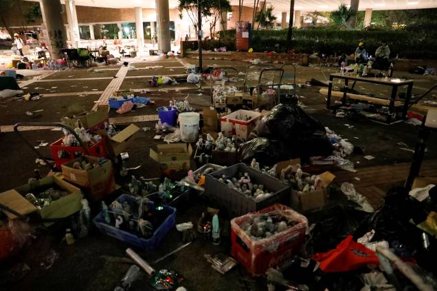 Uma visão dos pertences e suprimentos deixados pelos manifestantes antigovernamentais após a rendição no campus da Universidade Politécnica de Hong Kong Uma visão dos pertences e suprimentos deixados pelos manifestantes antigovernamentais após a rendição no campus da Universidade Politécnica de Hong Kong