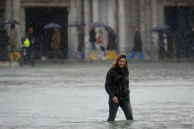 Uma mulher atravessa a inundada Praça de São Marcos em Veneza, Itália — 24/11/2019 Uma mulher atravessa a inundada Praça de São Marcos em Veneza, Itália — 24/11/2019