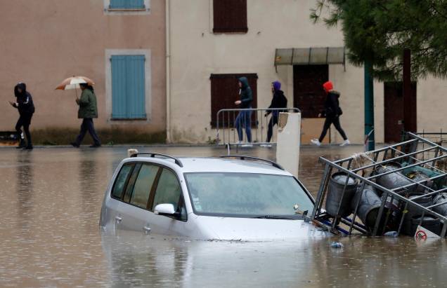 Um carro parcialmente submerso é visto em uma rua inundada após fortes chuvas em Le Muy, França — 24/11/2019 Um carro parcialmente submerso é visto em uma rua inundada após fortes chuvas em Le Muy, França — 24/11/2019