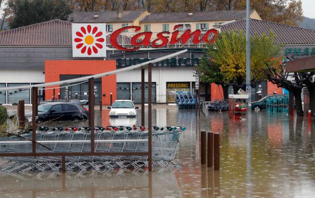 Estacionamento alagado após fortes chuvas em Le Muy, França —24/11/2019 Estacionamento alagado após fortes chuvas em Le Muy, França —24/11/2019