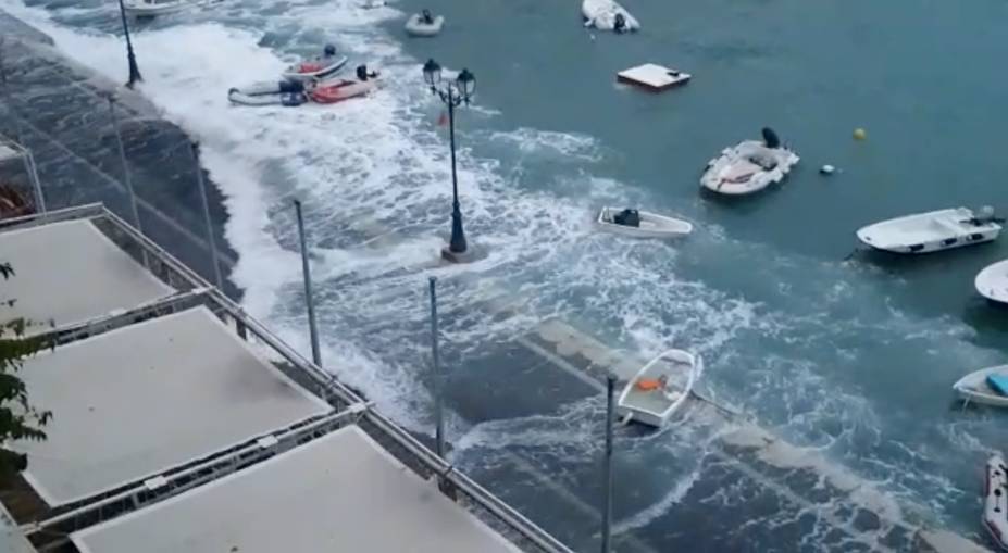 Ondas inundam as ruas de Villefranche-Sur-Mer, na França. Esta imagem foi obtida de um vídeo de mídia social — 23/11/2019
