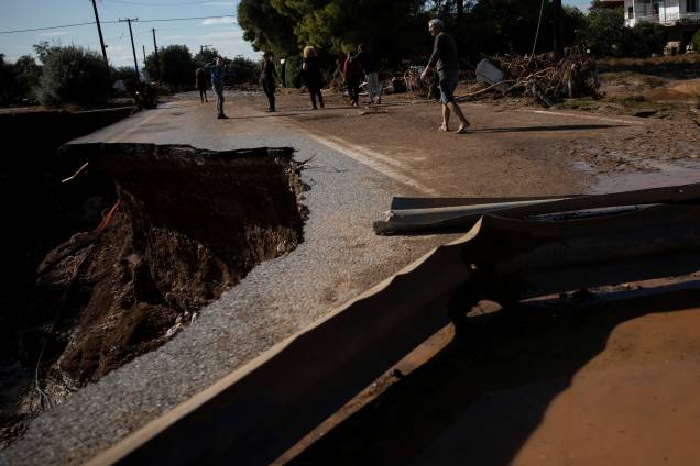 Habitantes atravessam ponte parcialmente desmoronada após inundações na cidade de Kineta, Grécia - 25/11/2019 Habitantes atravessam ponte parcialmente desmoronada após inundações na cidade de Kineta, Grécia - 25/11/2019