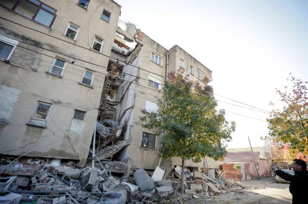 Um homem tira fotos de um prédio danificado em Durres, Albânia, após o terremoto — 26/11/2019 Um homem tira fotos de um prédio danificado em Durres, Albânia, após o terremoto — 26/11/2019