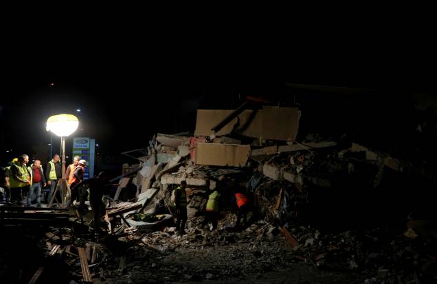 Pessoal de emergência trabalha no local de um prédio desabado em Durres, logo após um terremoto atingir a Albânia — 26/11/2019 Pessoal de emergência trabalha no local de um prédio desabado em Durres, logo após um terremoto atingir a Albânia — 26/11/2019