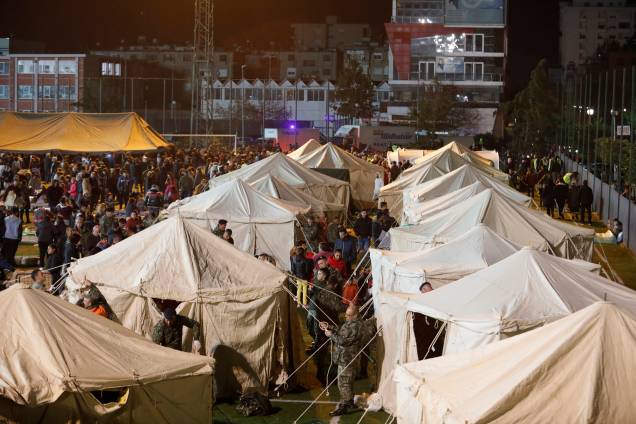 Uma visão geral de condenados em um acampamento improvisado em Durres, no litoral da Albânia — 26/11/2019 Uma visão geral de condenados em um acampamento improvisado em Durres, no litoral da Albânia — 26/11/2019