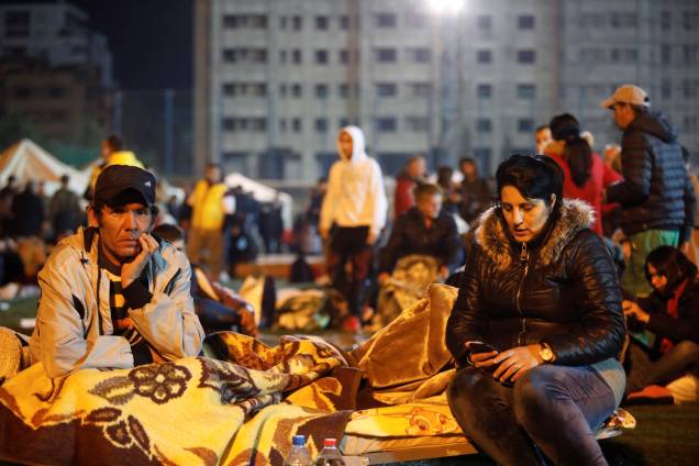 Desabrigados descansam em um acampamento improvisado em Durres, na Albânia — 26/11/2019 Desabrigados descansam em um acampamento improvisado em Durres, na Albânia — 26/11/2019