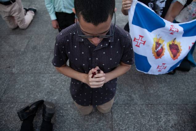 SAO PAULO, SP, BRASIL - 27/10/2019 - Encontro da Juventude Católica tradicionalista na praça da Sé. O grupo rezou o terço e seguiu em procissão até o Mosteiro de São Bento, onde assistiram a uma missa tridentina SAO PAULO, SP, BRASIL - 27/10/2019 - Encontro da Juventude Católica tradicionalista na praça da Sé. O grupo rezou o terço e seguiu em procissão até o Mosteiro de São Bento, onde assistiram a uma missa tridentina
