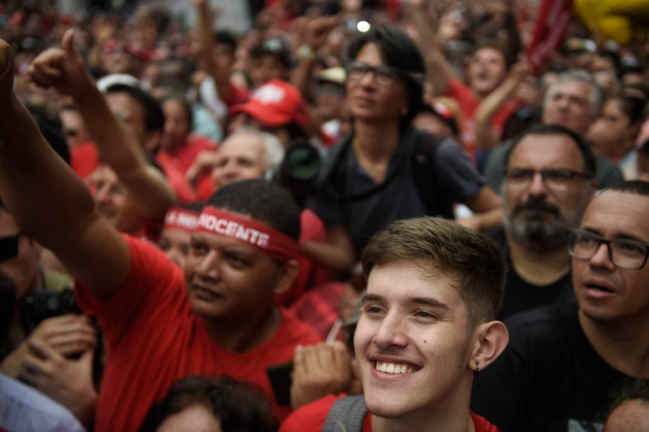 Apoiadores do ex-presidente Lula em ato em frente ao Sindicato dos Metalúrgicos, em São Bernardo do Campo-SP