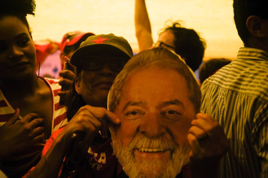 Apoiadores do ex-presidente Lula em ato em frente ao Sindicato dos Metalúrgicos, em São Bernardo do Campo-SP