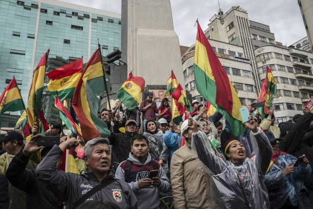 Milhares de pessoas da oposição comemoram depois que o presidente da Bolívia Evo Morales anunciou sua renúncia em La Paz, Bolívia Milhares de pessoas da oposição comemoram depois que o presidente da Bolívia Evo Morales anunciou sua renúncia em La Paz, Bolívia